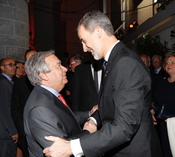 Fotografía de archivo de Su Majestad el Rey recibiendo el saludo del Secretario General de la Organización de las Naciones Unidas, António Guterres